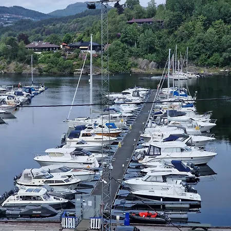 Apartman I Underetasje Eidsvag I Asane
